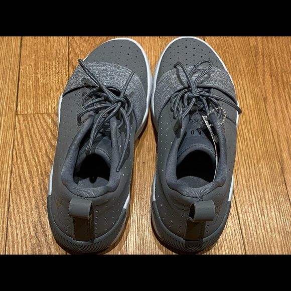 Boys Jordan sneakers size 4 - Picture 6 of 7